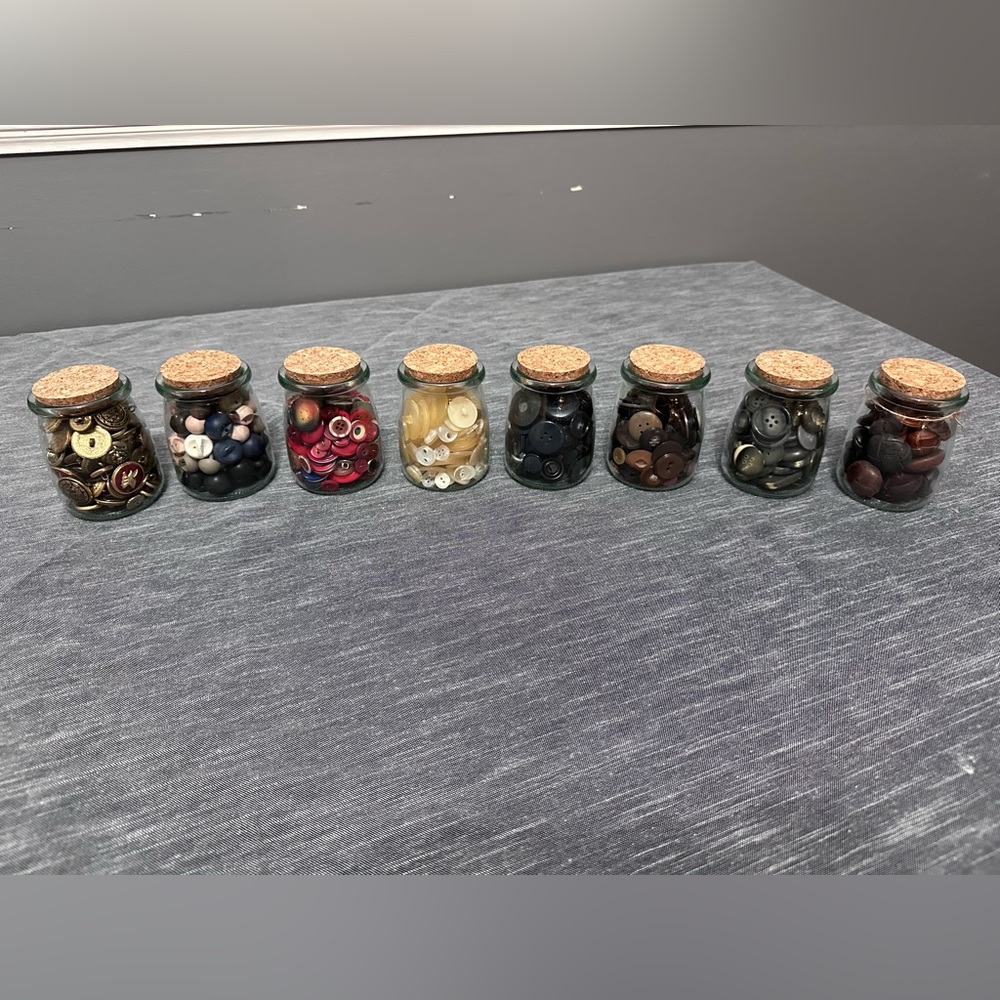 Lot Jar of buttons variety of sizes about an 8 Jars - Picture 3 of 6